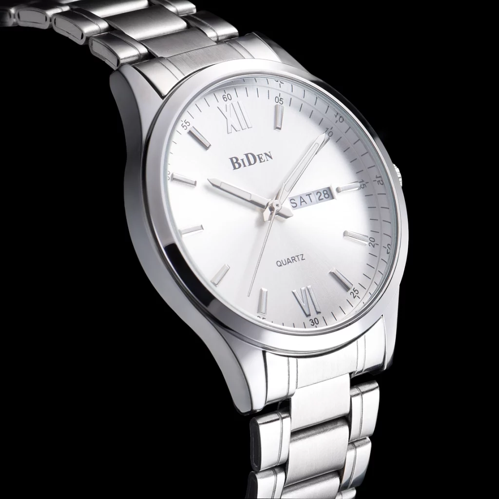 Photographie d'une montre argentée homme sur fond noir - Photographe publicitaire joaillerie et horlogerie - photographe e-commerce - photographe bijoux - Aurore Aivrest