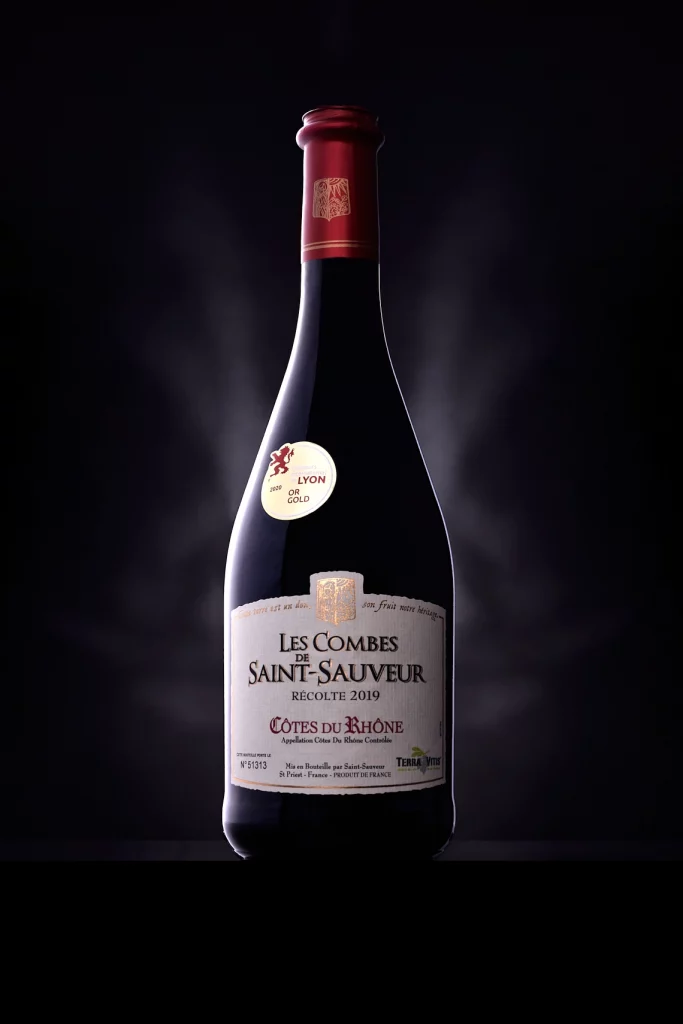 Photographie d'une bouteille de vin rouge Côtes-du-Rhône sur fond noir - Photographe publicitaire boissons - photographe bouteille de vin - photographe commercial - Aurore Aivrest