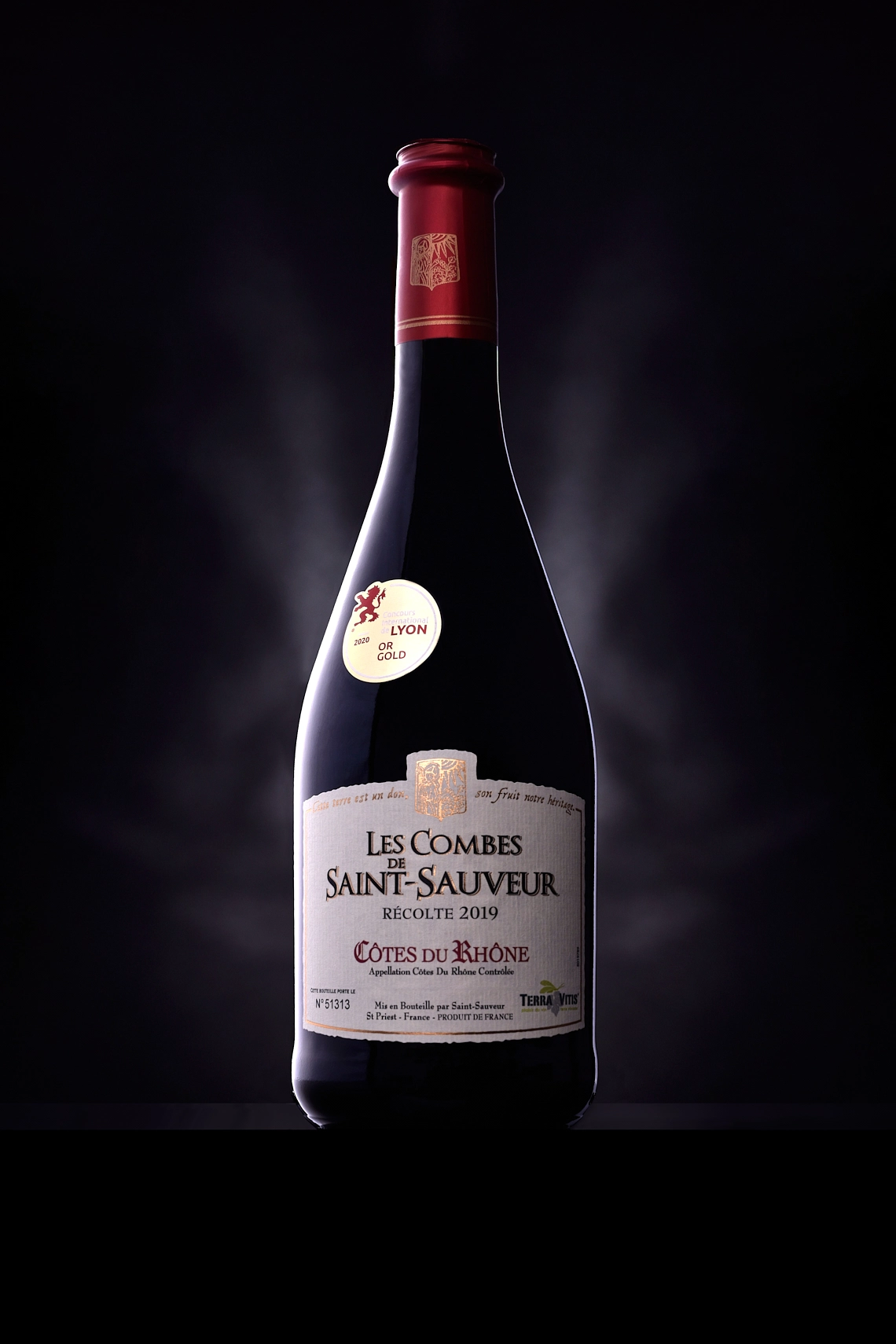 Photographie d'une bouteille de vin rouge Côtes-du-Rhône sur fond noir - Photographe publicitaire boissons - photographe bouteille de vin - photographe commercial - Aurore Aivrest