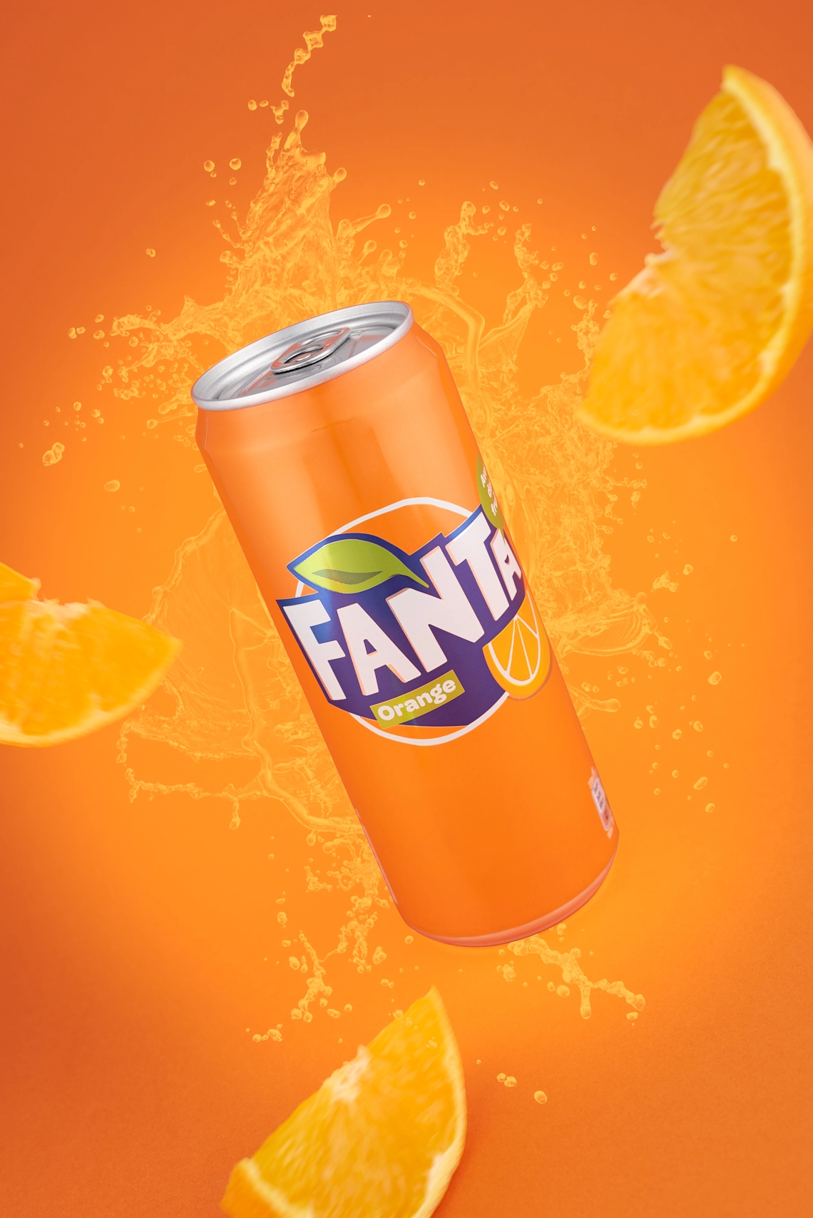 Photographie d'une canette de soda à l'orange qui vole avec des quartiers d'orange, sur un fond orange - Photographe publicitaire boissons - photographe e-commerce - photographe commercial - Aurore Aivrest