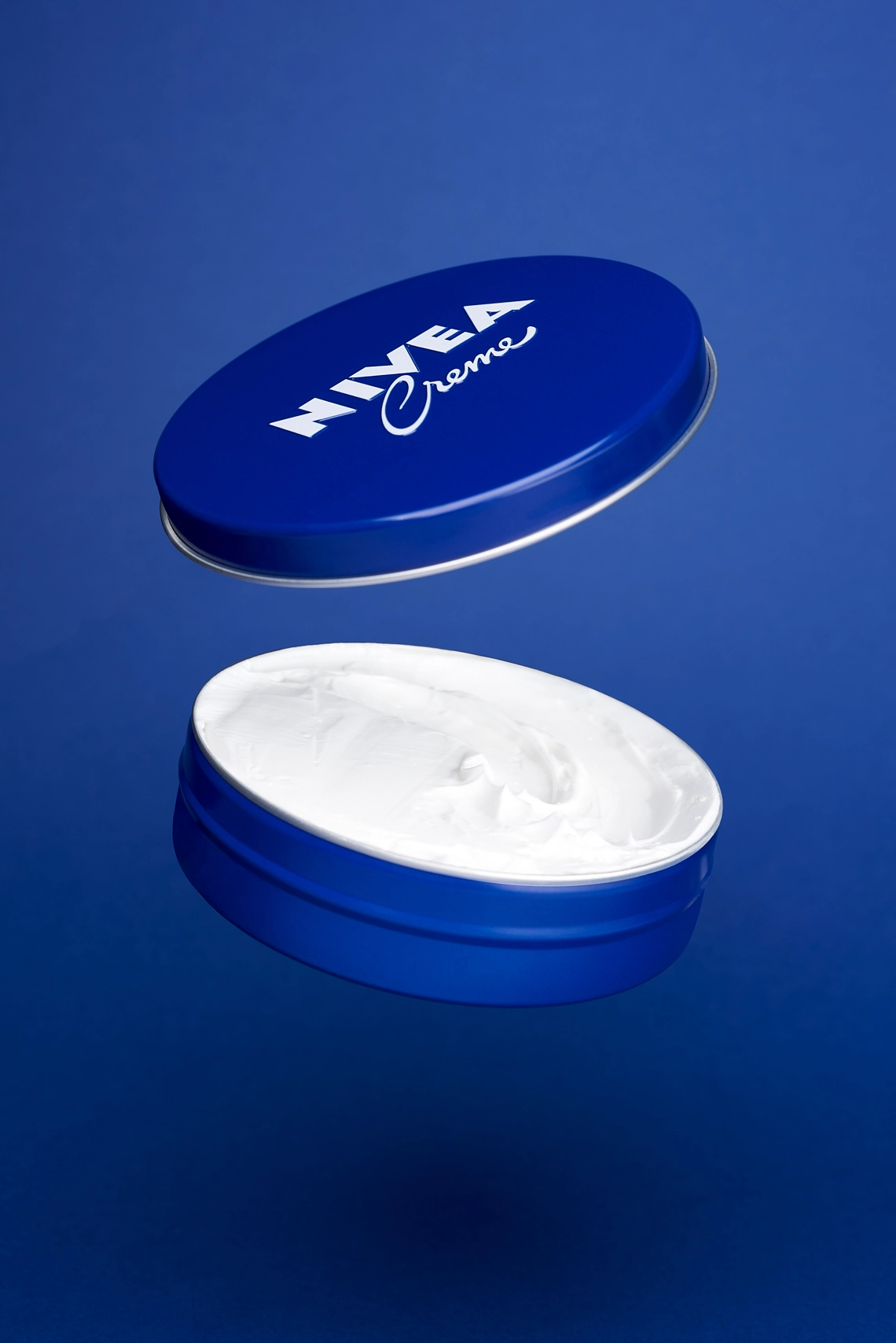 Photographie d'une crème sur fond bleu - Photographe publicitaire cosmétiques - photographe e-commerce - photographe produits cosmétiques - Aurore Aivrest