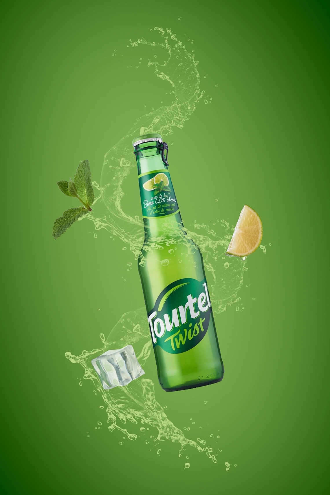 Photographie d'une bouteille de boisson sans alcool citron vert menthe sur fond vert - Photographe publicitaire boissons - photographe e-commerce - photographe commercial - Aurore Aivrest