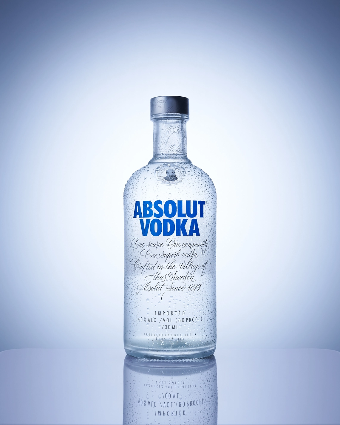 Photographie d'une bouteille de vodka sur fond bleuté froid givré - Photographe publicitaire boissons spiritueux - photographe e-commerce - photographe produits - Aurore Aivrest