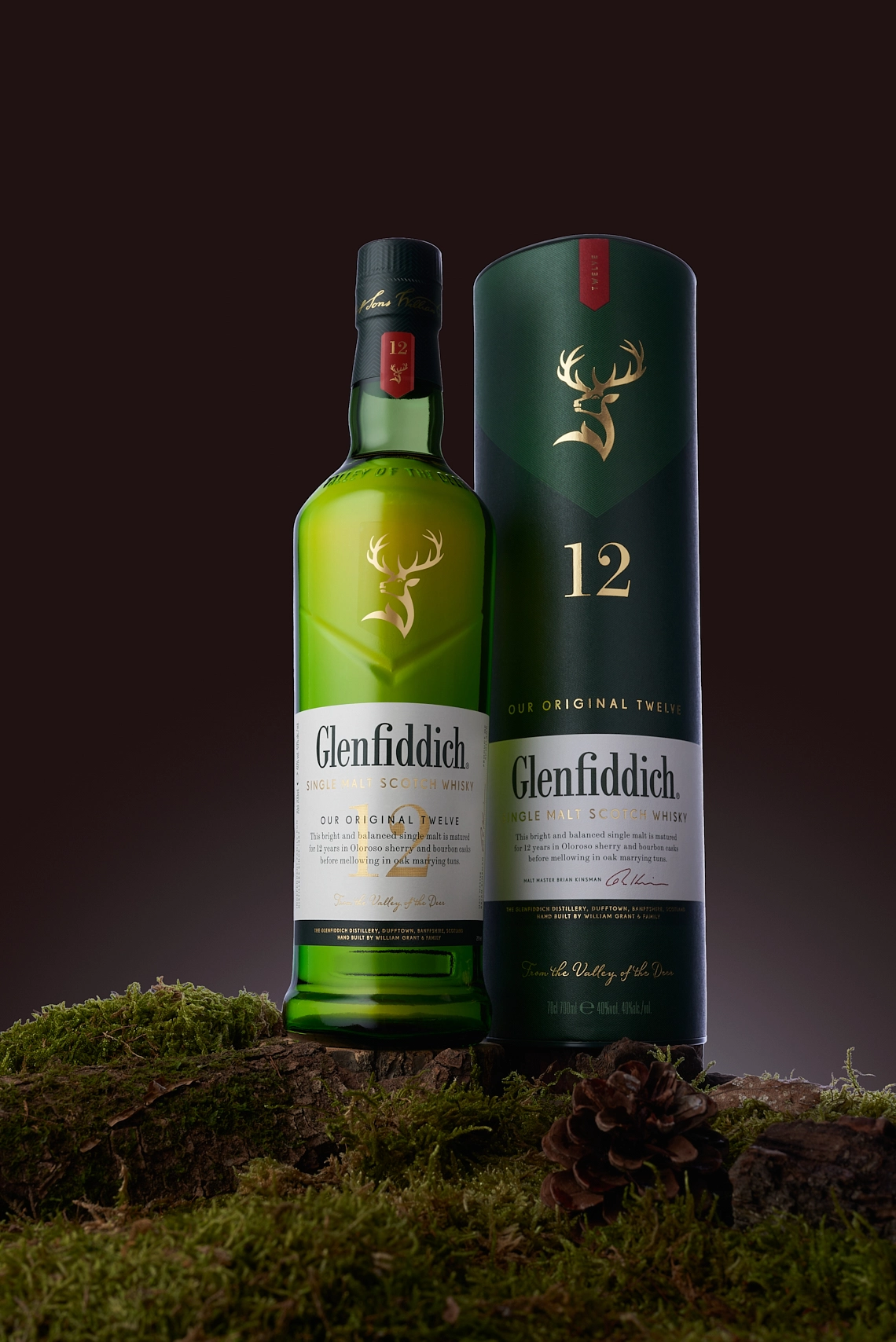 Photographie d'une bouteille de whisky et de sa boîte sur de la mousse, ambiance forêt - Photographe publicitaire boissons spiritueux - photographe e-commerce - photographe commercial - Aurore Aivrest