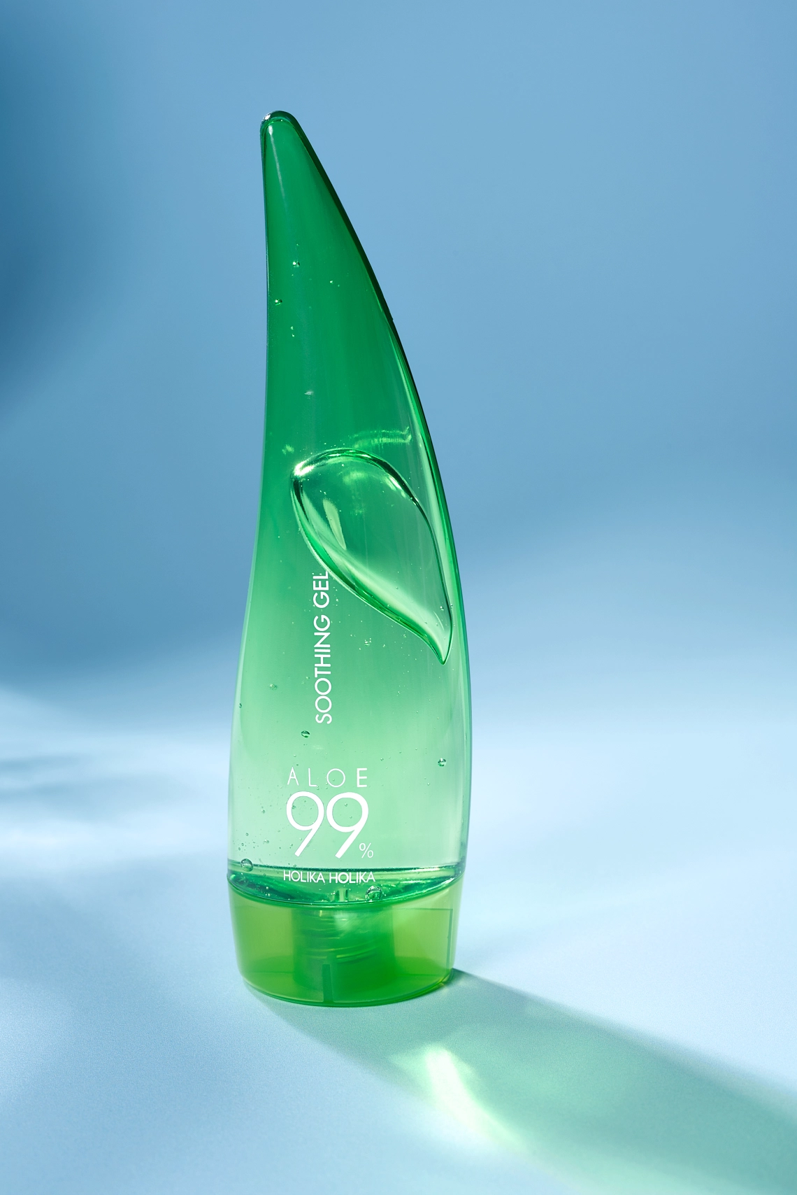 Photographie d'un gel apaisant aloe vera sur fond bleu - Photographe cosmetiques - photographe e-commerce - photographe produits cosmetiques - Aurore Aivrest
