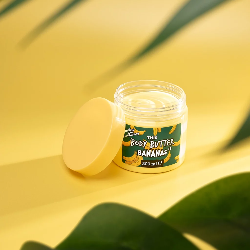 Photographie d'un pot de beurre corporel apaisant et hydratant banane sur fond jaune ambiance tropiques - Photographe cosmetiques - photographe e-commerce - photographe produits cosmetiques - Aurore Aivrest