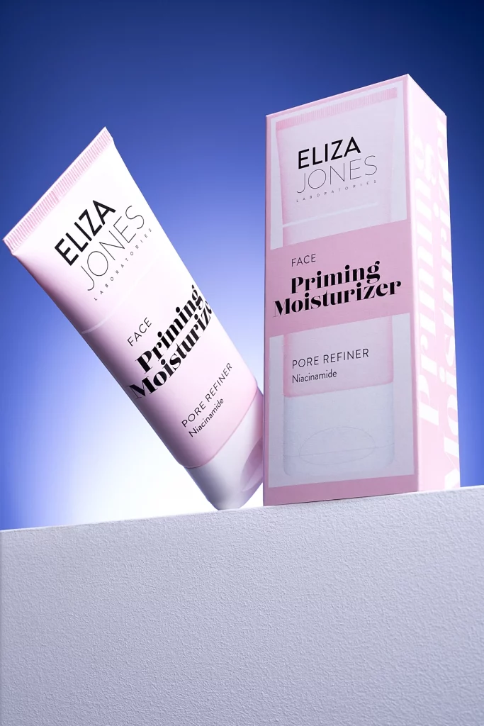 Photographie d'une crème hydratante de base visage rose sur fond violet bleu - Photographe cosmétiques - photographe e-commerce - photographe produits cosmétiques - Aurore Aivrest