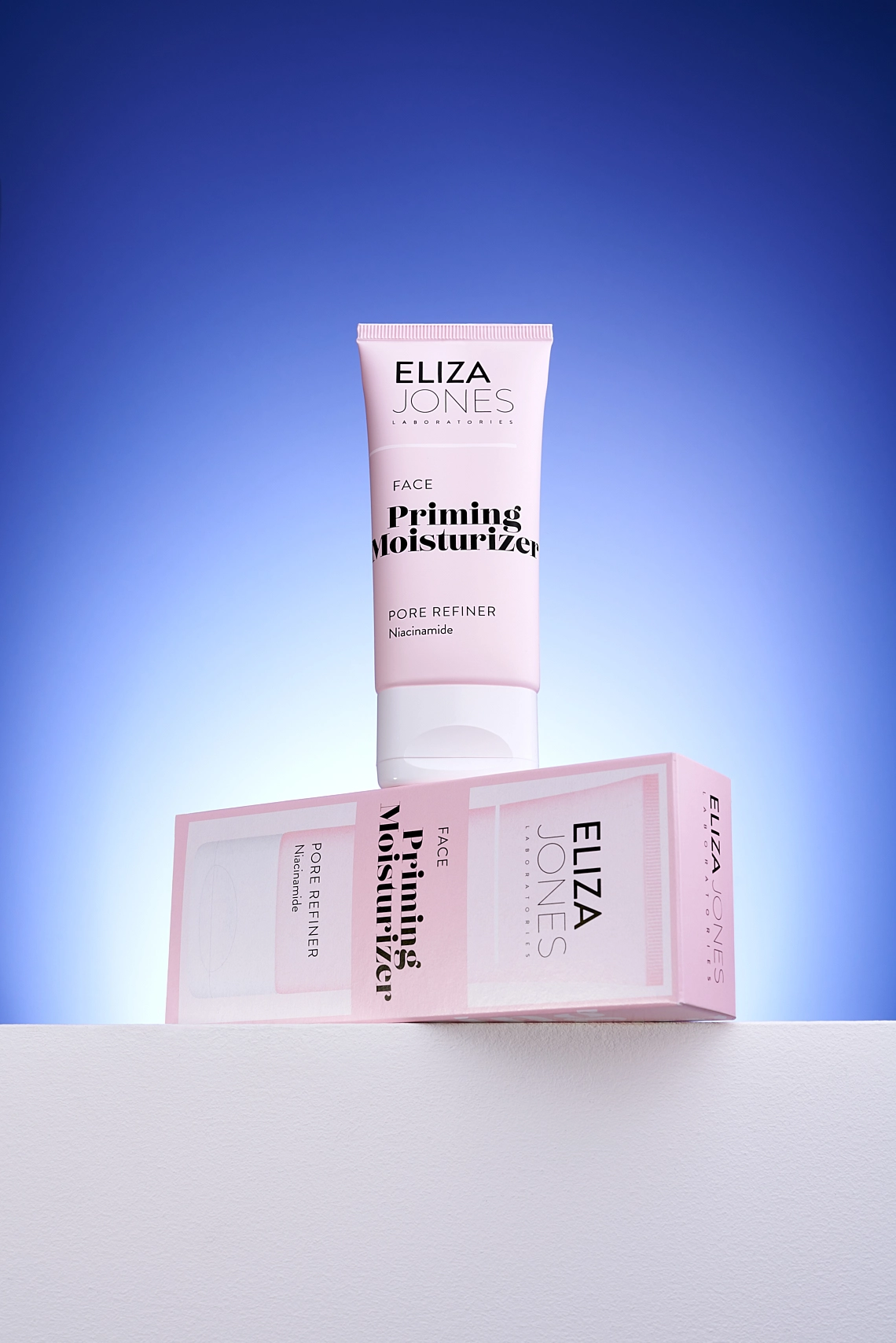 Photographie d'une crème hydratante de base visage rose sur fond violet bleu - Photographe cosmétiques - photographe e-commerce - photographe produits cosmétiques - Aurore Aivrest