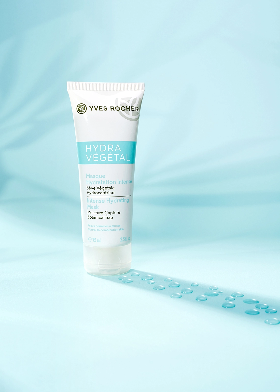 Photographie d'un tube de masque hydratant sur fond bleu menthe - Photographe cosmetiques - photographe e-commerce - photographe produits cosmetiques - Aurore Aivrest