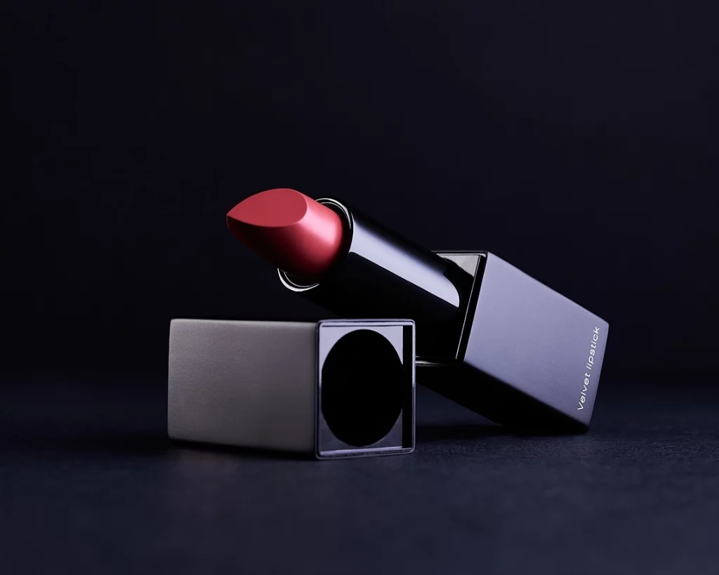 Photographie d'un rouge à lèvres rouge sur fond noir - Photographe publicitaire cosmétiques maquillage - photographe produits cosmétiques - photographe maquillage - Aurore Aivrest