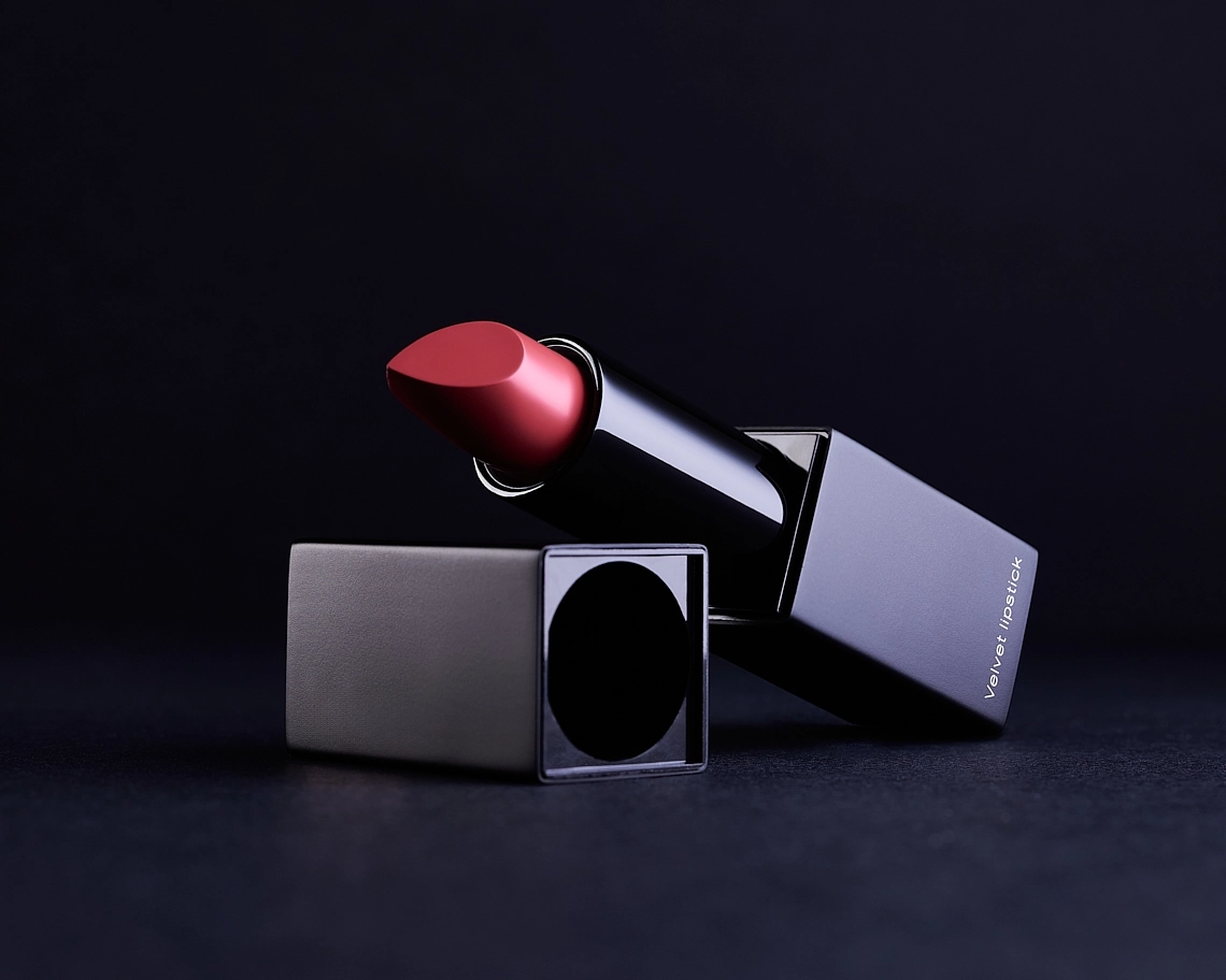 Photographie d'un rouge à lèvres rouge sur fond noir - Photographe publicitaire cosmétiques maquillage - photographe produits cosmétiques - photographe maquillage - Aurore Aivrest