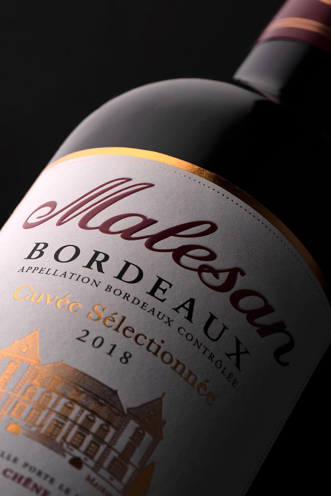 Photographie gros plan d'une bouteille de vin rouge Bordeaux sur fond noir - Photographe publicitaire - Photographe Boissons - photographe bouteille de vin - Aurore Aivrest