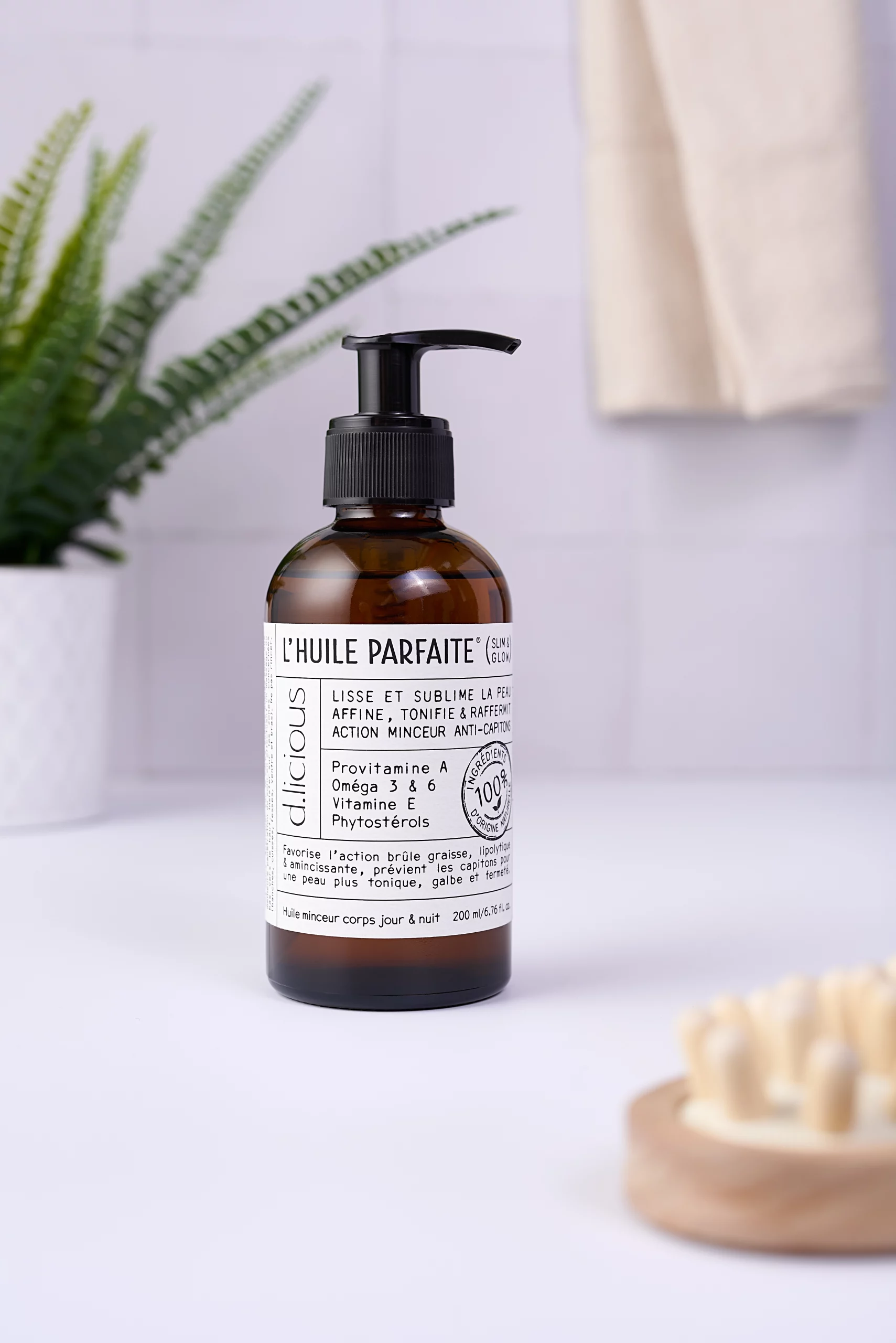 Photographie d'une huile pour le corps dans un decor de salle de bain blanche - Photographe cosmétique - photographe lifestyle cosmétique - photographe produits cosmétiques - Aurore Aivrest