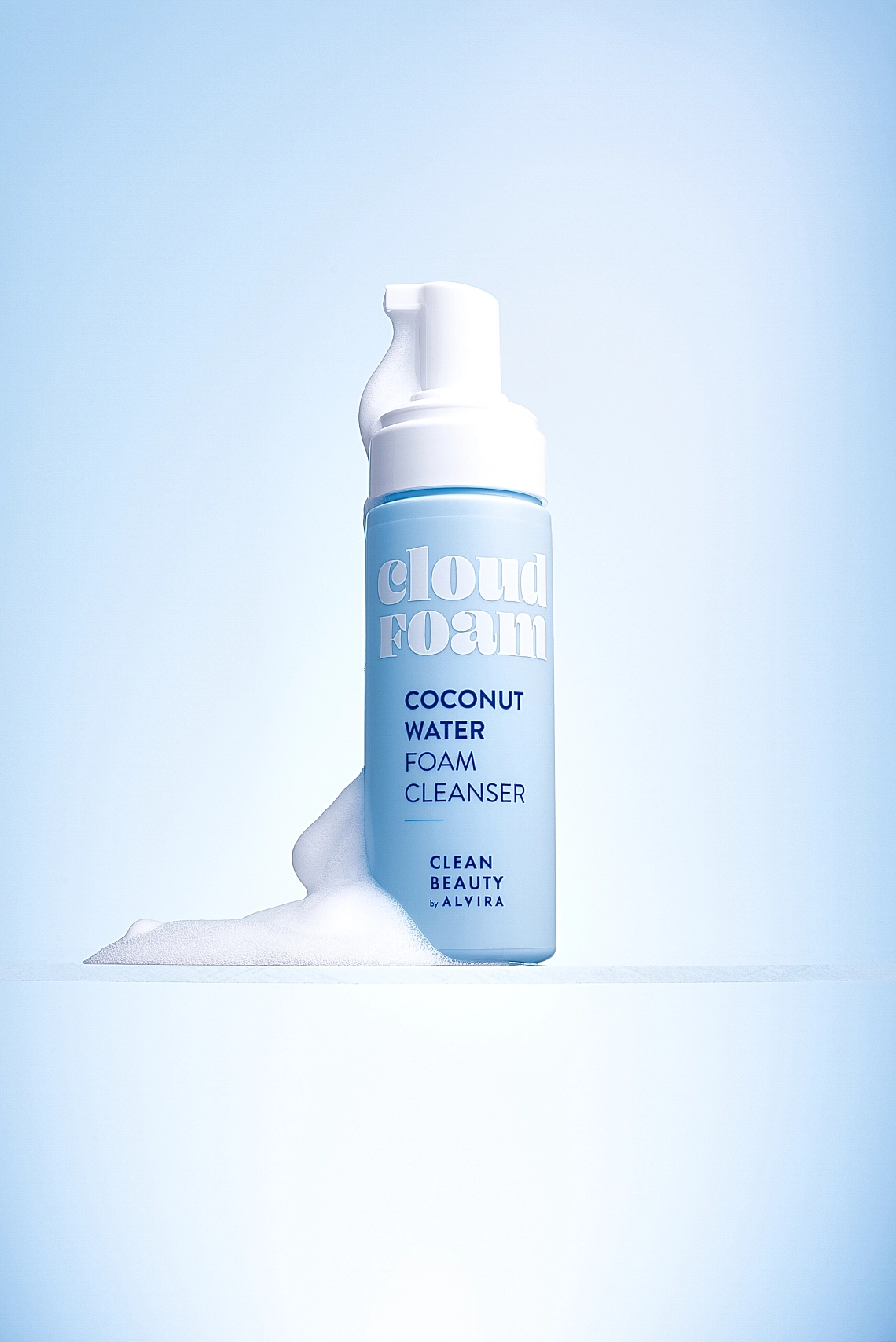 Photographie d'une mousse nettoyante à l'eau de coco sur fond bleu ciel - Photographe cosmetiques - photographe publicitaire - photographe produits cosmetiques - Aurore Aivrest