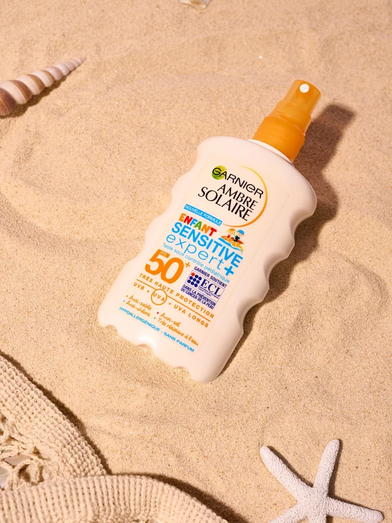 Photographie lifestyle d'une crème solaire posée dans le sable sur une plage - Photographe cosmétique - photographe lifestyle cosmétiques - photographe produits cosmétiques - Aurore Aivrest