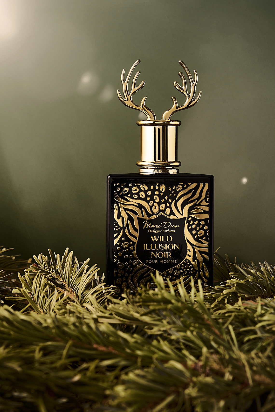 Photographie d'un parfum pour homme noir et doré, avec bois de cerf sur le bouchon, dans un décor vert et naturel avec des branches de sapins donnant une ambiance forêt - Photographe parfum - photographe cosmétique - photographe produits cosmétiques - Aurore Aivrest