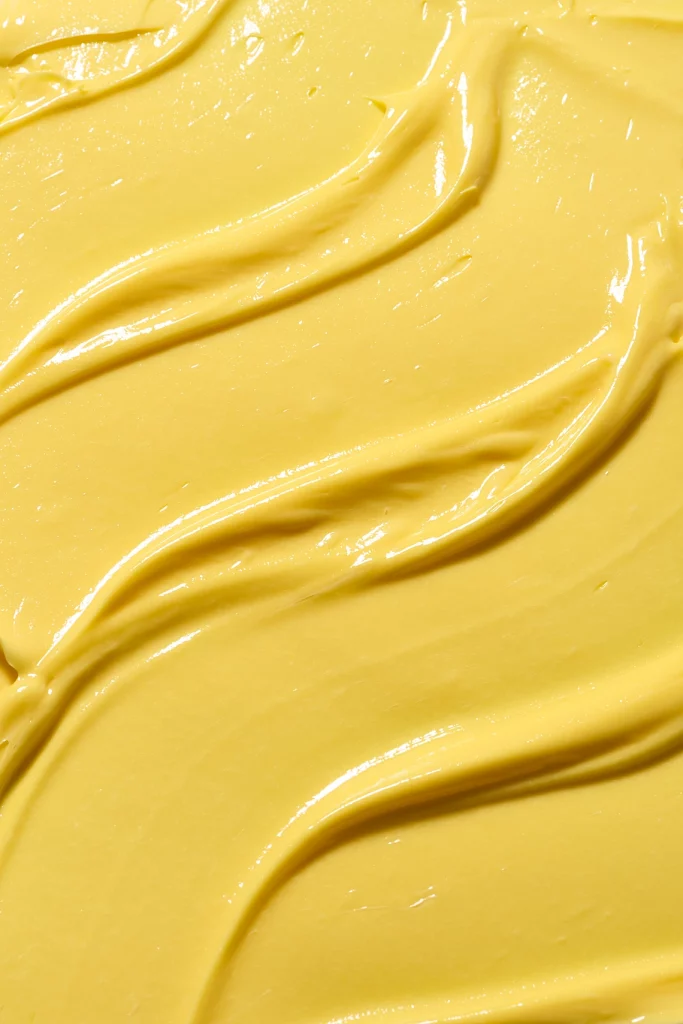 Photographie de texture d'une crème pour le corps de couleur jaune orange - Photographe cosmetiques - photographe texture cosmetiques - photographe produits cosmetiques - Aurore Aivrest