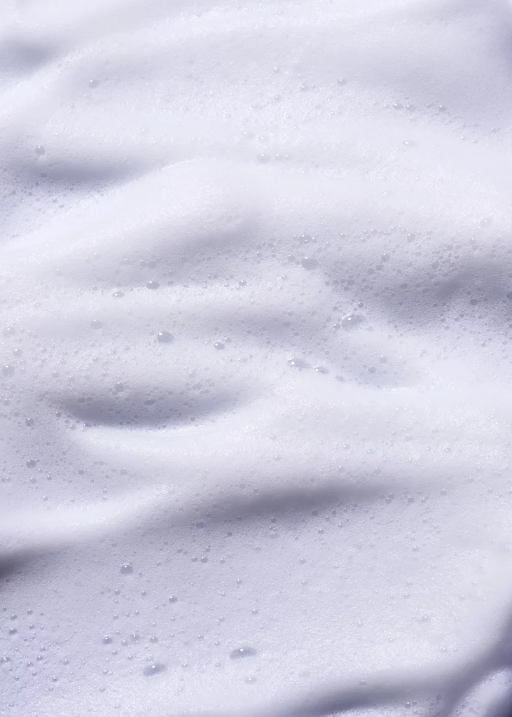 Photographie de texture d'une mousse nettoyante à l'eau de coco - Photographe cosmetiques - photographe texture cosmetiques - photographe produits cosmetiques - Aurore Aivrest