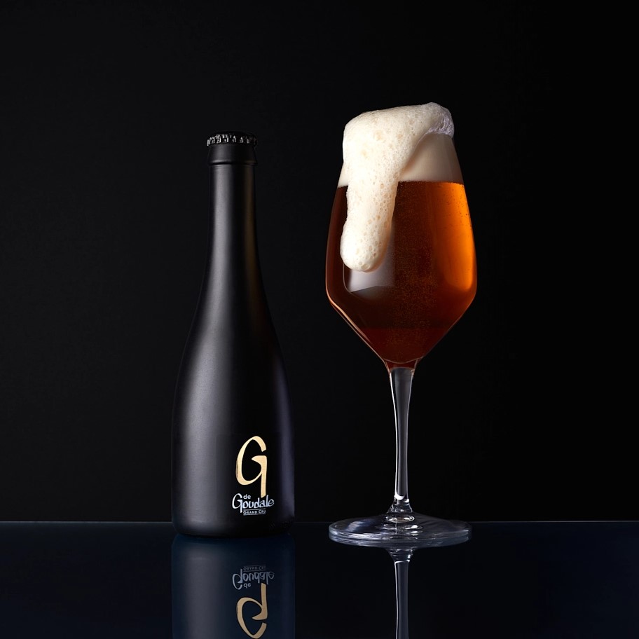 Photographie d'un verre à vin où la bière déborde, sur fond noir - Photographe publicitaire boissons - photographe e-commerce - photographe commercial - Aurore Aivrest