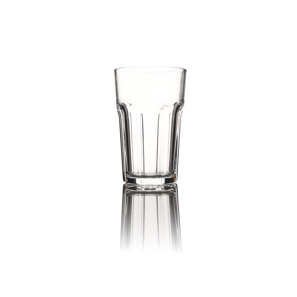 Photographie packshot d'un verre à cocktail sur fond blanc, avec un reflet