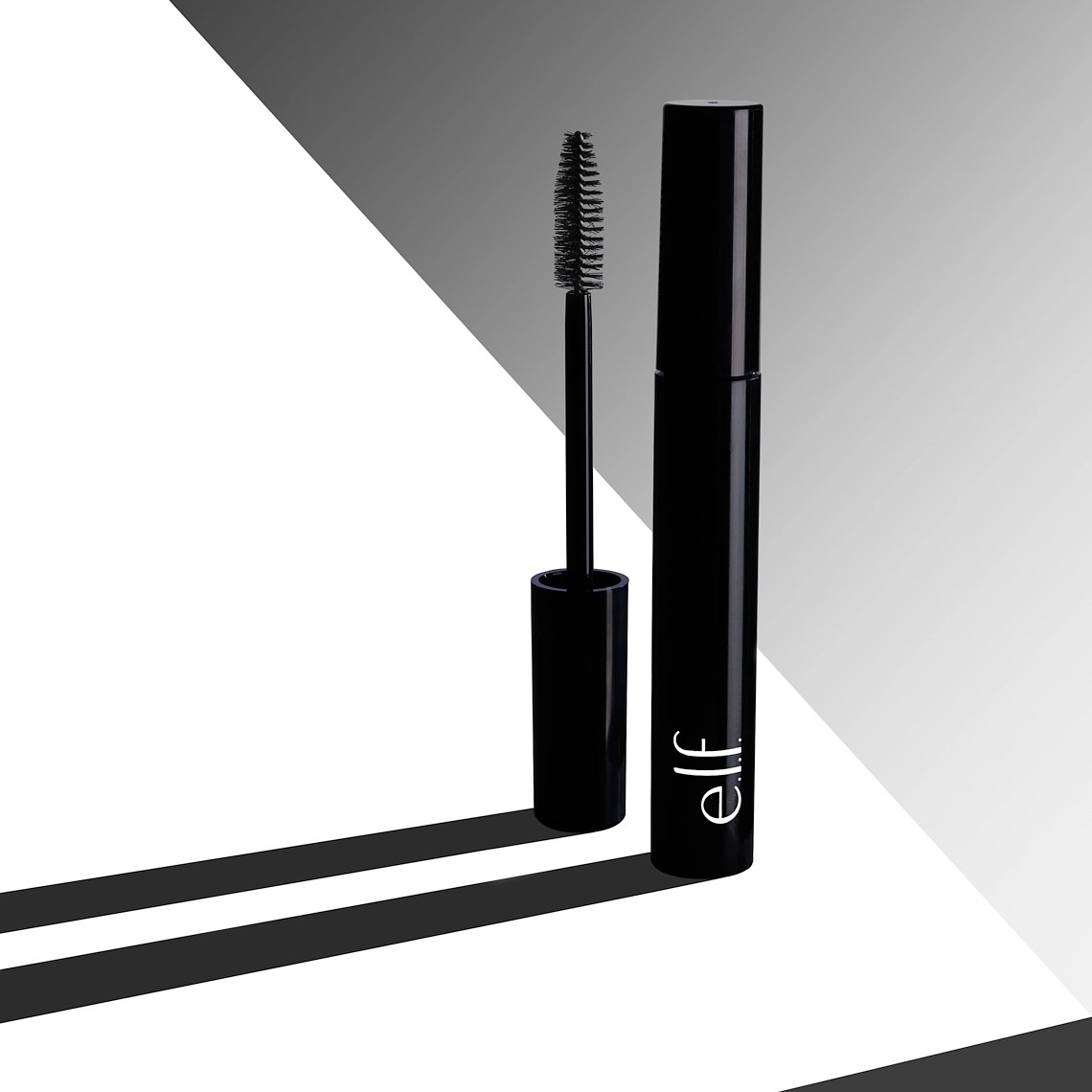 Photographie en noir et blanc d'un mascara - Photographe produits cosmétiques - photographe publicitaire - photographe maquillage - Aurore Aivrest