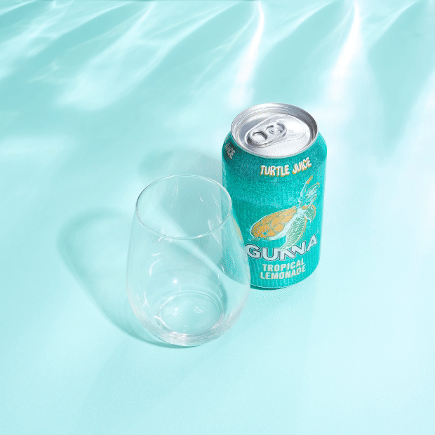 Stop motion GIF d'une canette de soda limonade avec un verre se remplissant au fur et a mesure, sur un fond bleu turquoise avec des effets de lumiere faisant penser au milieu aquatique - Photographe publicitaire boissons - Stop motion boissons - photographe stop motion - Aurore Aivrest