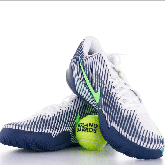 Packshot 360° sur fond blanc, d'une paire de baskets de tennis