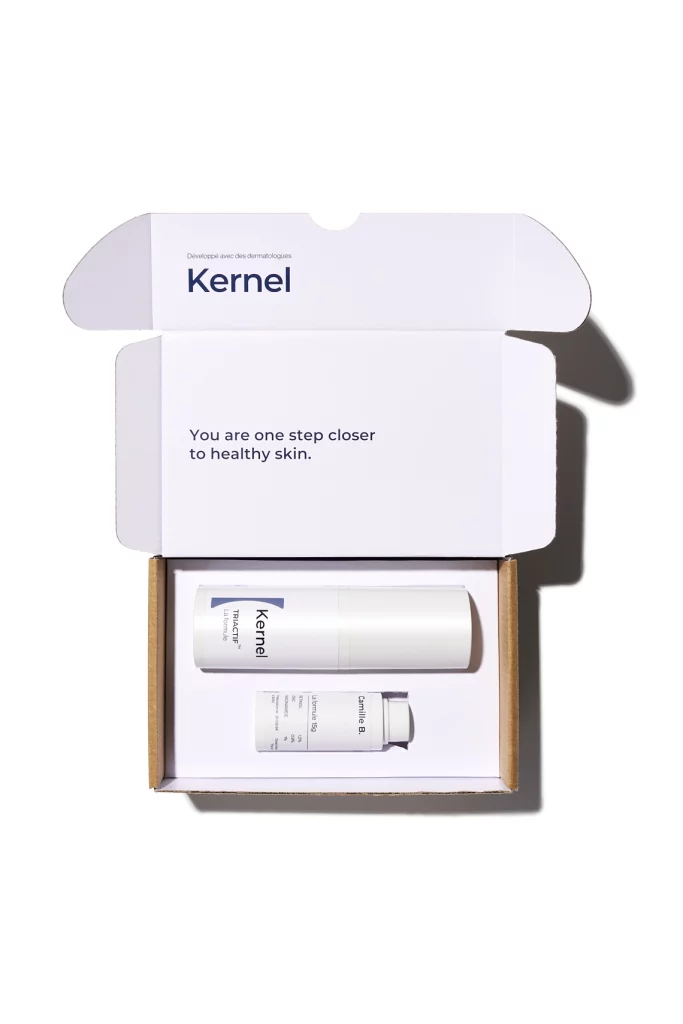 Photographie packshot d'une box contenant un flacon de serum et sa recharge. La box et les produits sont blancs, avec des ecritures bleues. Le fond est blanc - Photographe packshot cosmétiques - photographe e-commerce - photographe produits cosmétiques - Aurore Aivrest