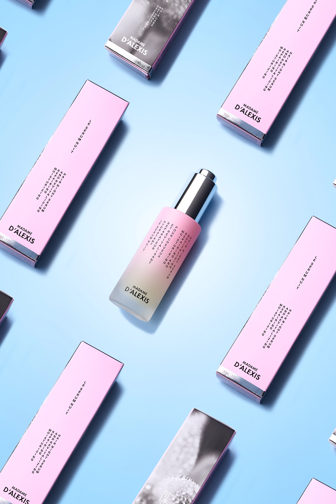 Photographie publicitaire graphique d'un serum de nuit pour les cheveux. On voit une trame, repetition en alternance des deux faces de la boite du serum, ainsi que le flacon au centre. Le tout est couche sur un fond bleu ciel. - Photographe cosmetiques - photographe publicitaire cosmetiques - photographe produits cosmetiques - Aurore Aivrest