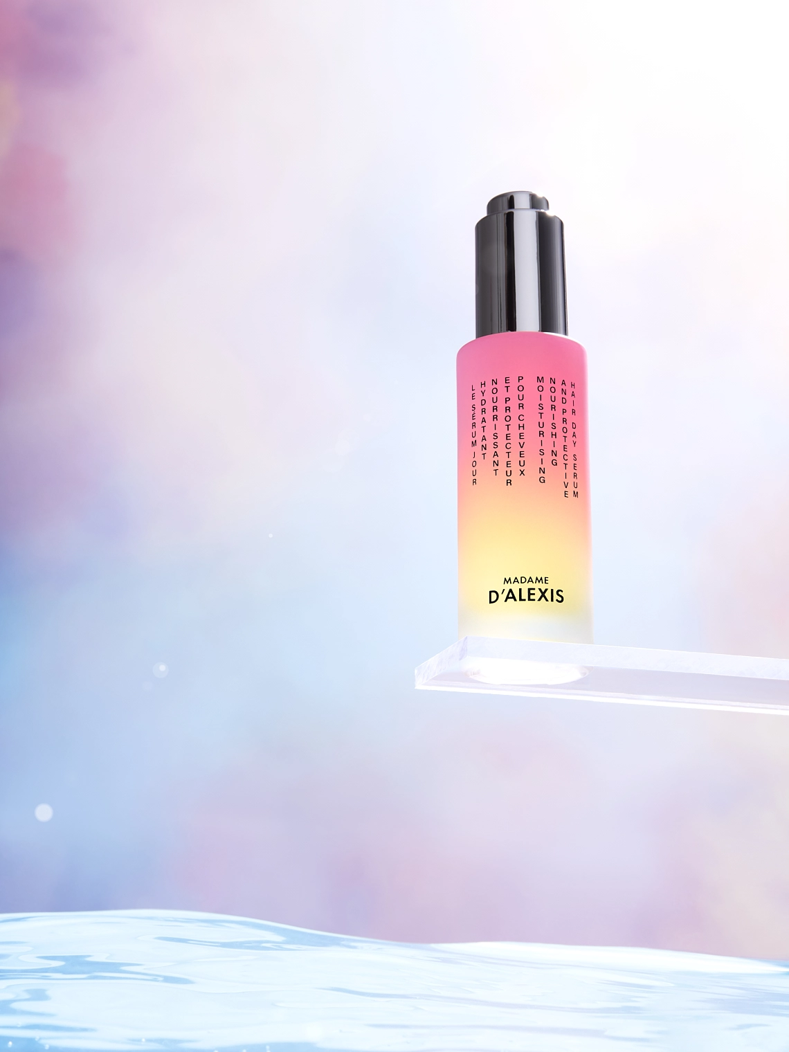 Photographie d'un flacon de serum jour capillaire rose et jaune, sur un plongeoir au dessus de l'eau, comme si piscine ou mer. On voit un ciel colore dans les tons roses et bleus en fond. Le rendu est creatif, original, percutant - Photographe cosmetiques - studio photo cosmetiques - photographe publicitaire cosmetiques - Aurore Aivrest